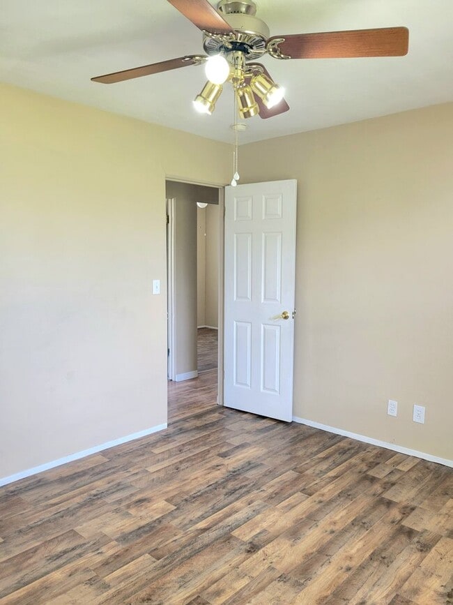 Building Photo - Updated Throughout and Move in ready!!!