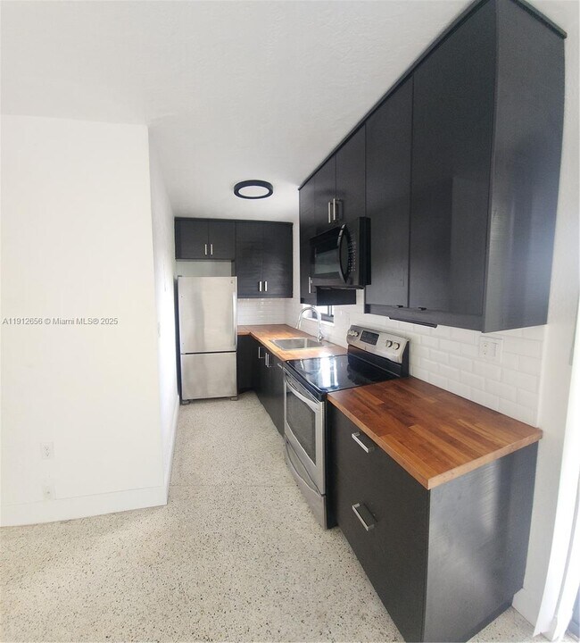 Building Photo - 1960 SW 27th Ave