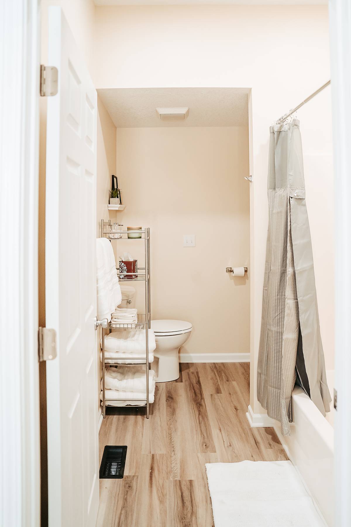 nice tub/shower combo with big fluffy towels ready - 2229 N 7th St