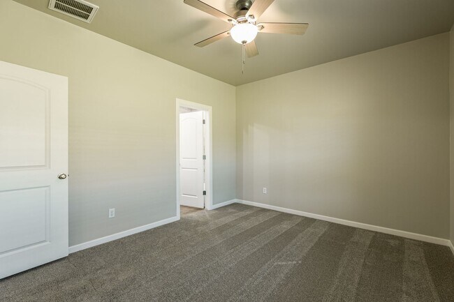 Building Photo - 721 League Cir
