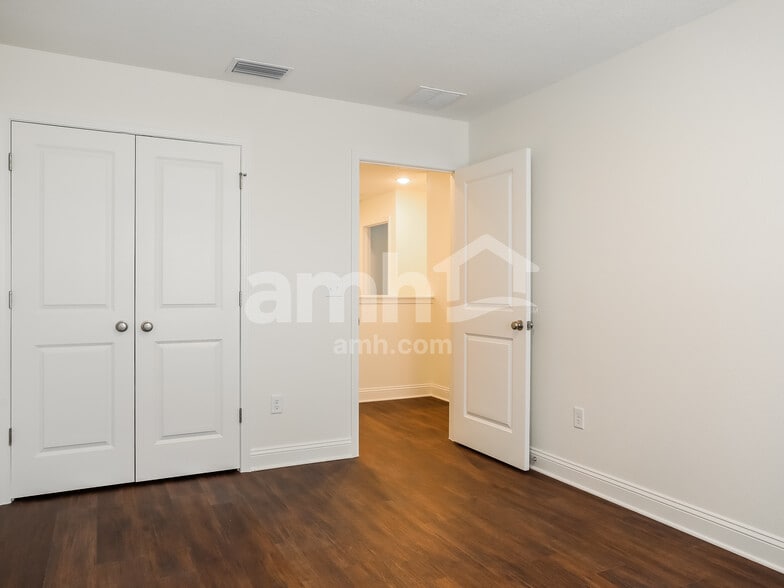 Building Photo - 301 Banyan Frst Dr