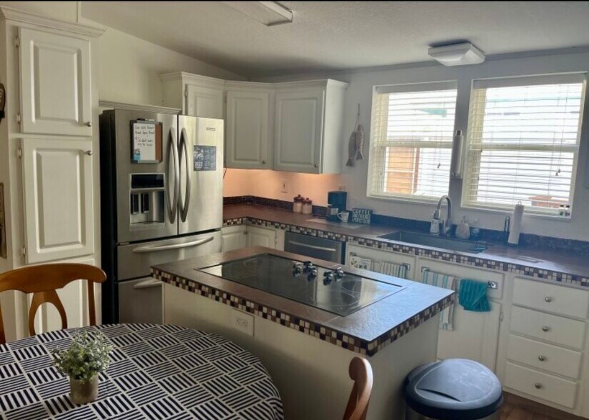 Stainless steel appliances - 945 Plantation Rd
