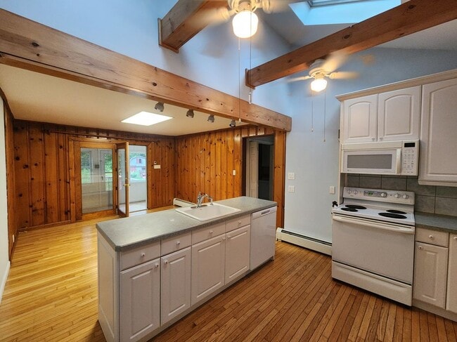 Building Photo - 128 White Pond Rd