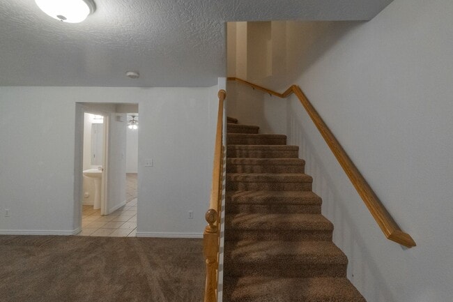 Building Photo - Hidden Valley Townhome For Rent!