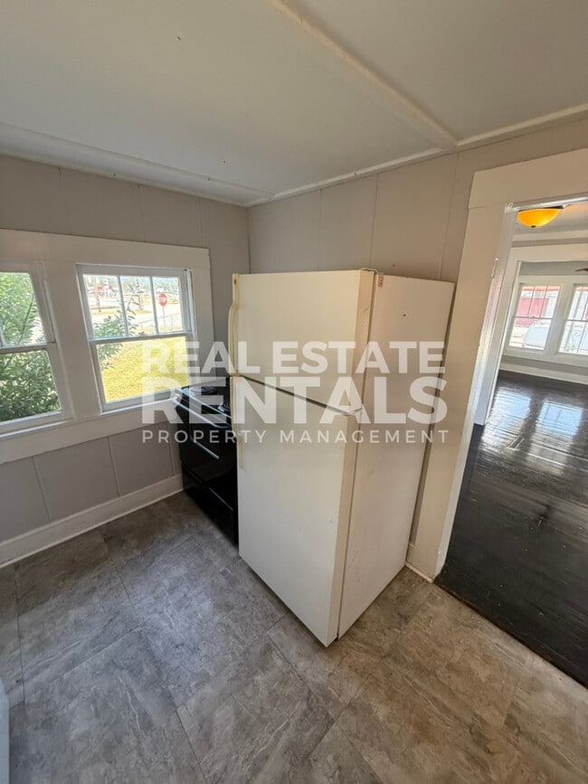 Building Photo - 205 4th St SW