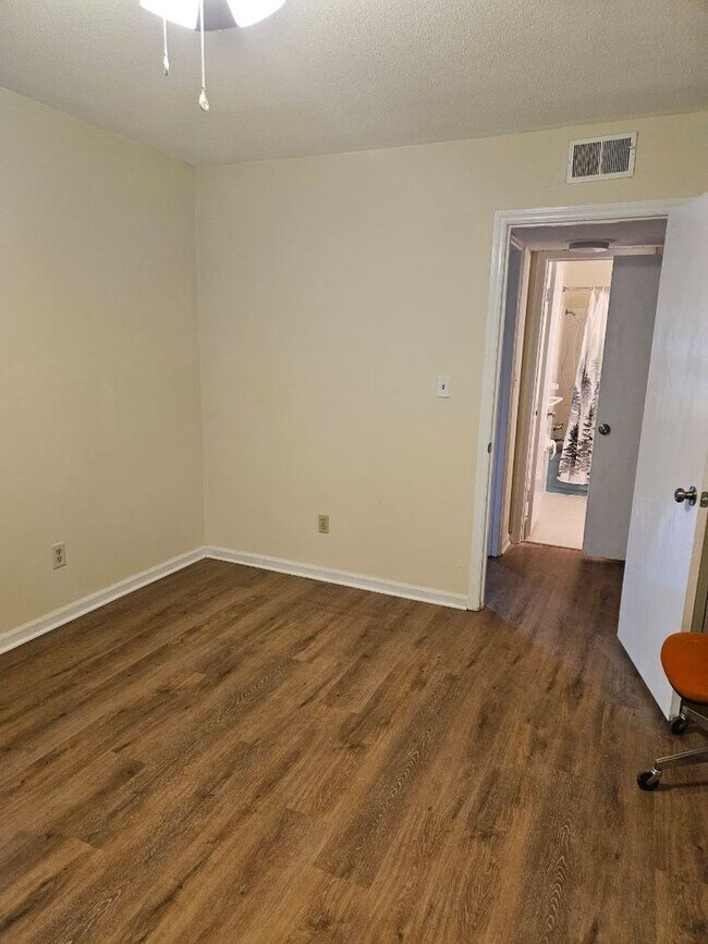 Building Photo - 1002 Willow Dr
