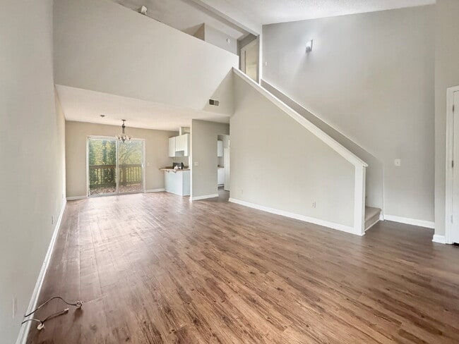 Building Photo - Duplex Available Immediately in North Hall