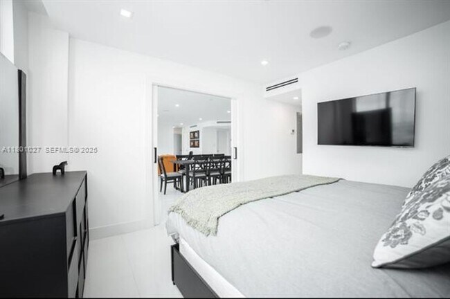 Building Photo - 5600 Collins Ave