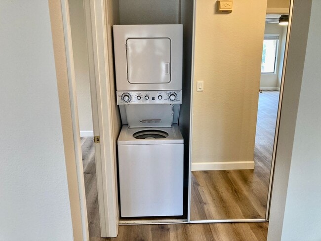 Building Photo - Stunning 2 bed 2 bath Condo In San Carlos Move In Special*