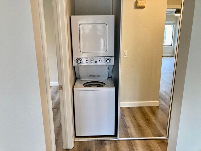 Building Photo - Stunning 2 bed 2 bath Condo In San Carlos