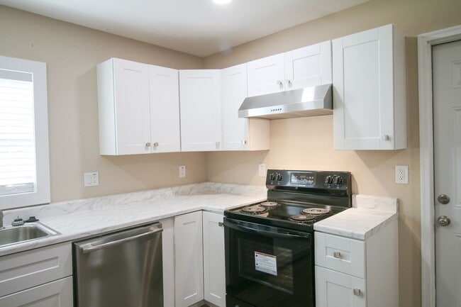 Building Photo - Recently Remodeled 3 Bed 2 Bath!