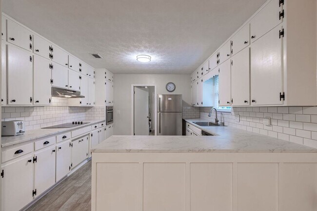 Building Photo - Welcome to your Lake Home