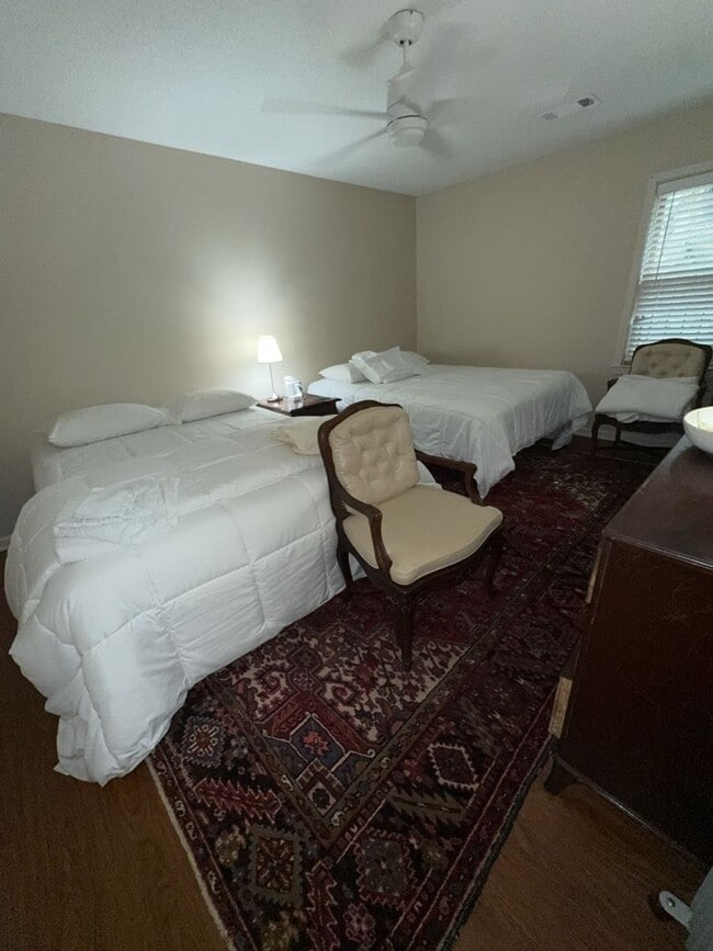 Building Photo - r1423a