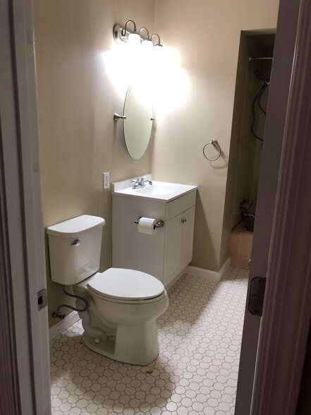 Building Photo - 2188 E Parkwood Ave