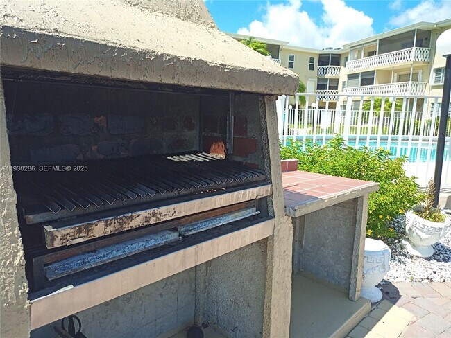 Building Photo - 450 Golden Isles Dr