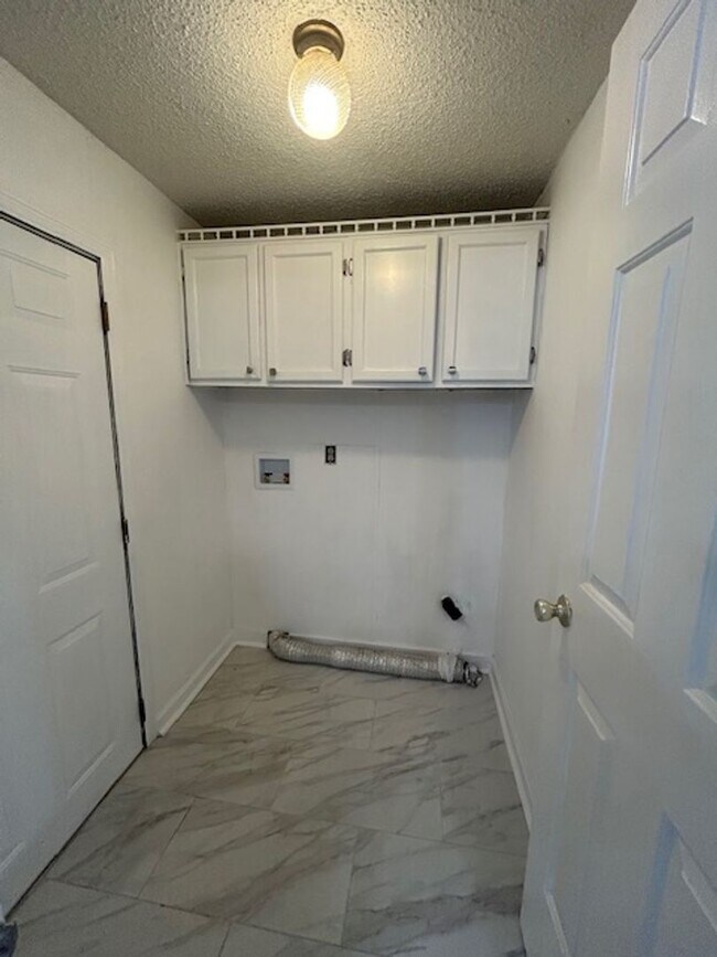 Building Photo - 208 Green Branch Ct