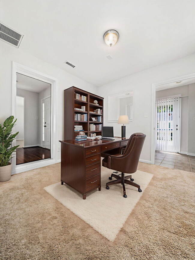 Building Photo - Spacious and Move-In Ready Home! - Fenced Yard!