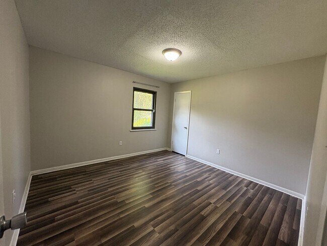 Building Photo - 720 Thornwood Way