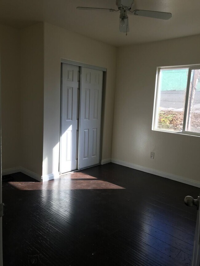 Building Photo - 83(430)