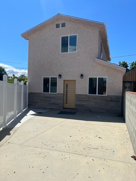 Building Photo - 13836 Cohasset St