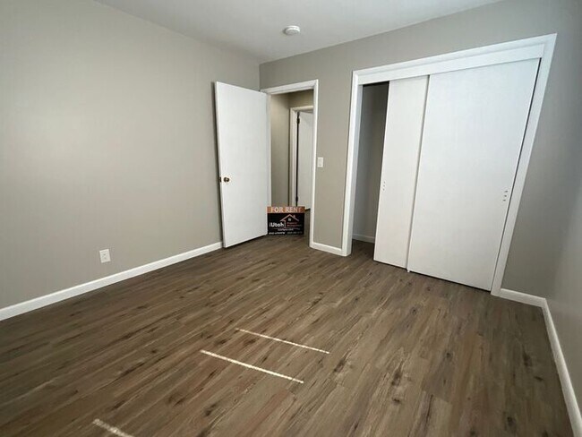 Building Photo - 3 bdrm 2 bath Home 2 car Garage small dog ...
