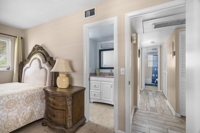 Building Photo - 410 NE 17th Ave