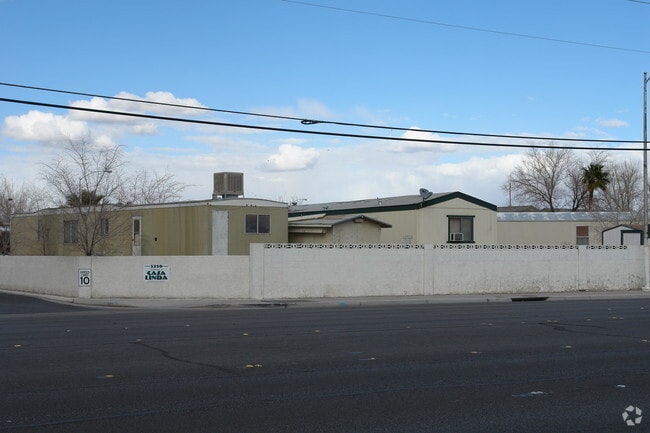 Building Photo - Casa Linda