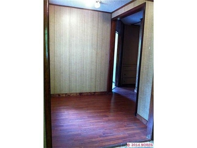 Building Photo - Comfortable living in this 3-bedroom, 1-bath home