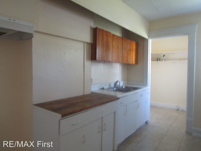 Building Photo - 2 br, 1 bath House - 303 N. Houston St.