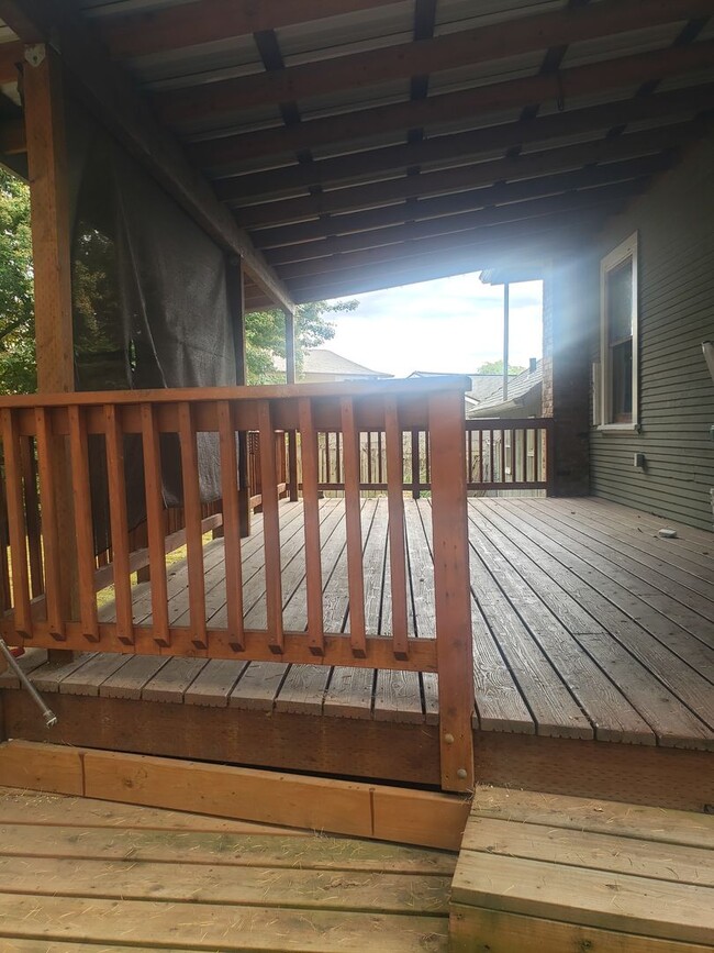 Building Photo - Large Unique House in Milwaukie with Big F...