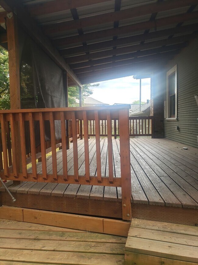 Building Photo - Large Unique House in Milwaukie with Big Fenced Yard