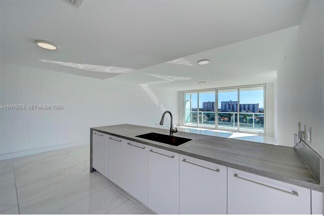 Building Photo - 400 Sunny Isles Blvd