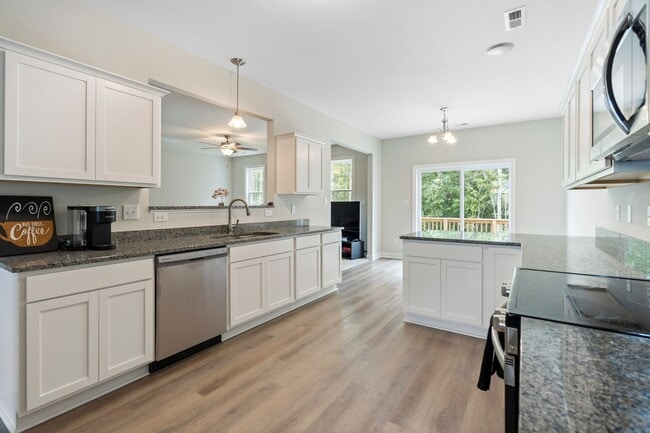 Building Photo - READY NOW! Spacious 5 bedroom w Bonus & 3.5 Bath Two Story Home on Cul-de-sac