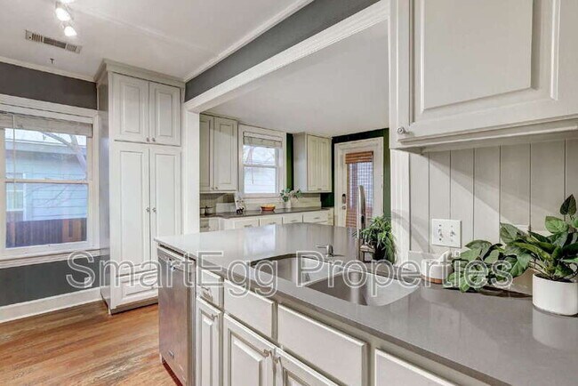 Building Photo - 1309 E 13th St