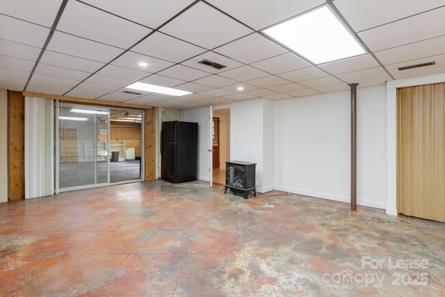 Building Photo - 10 S Oak Forest Dr