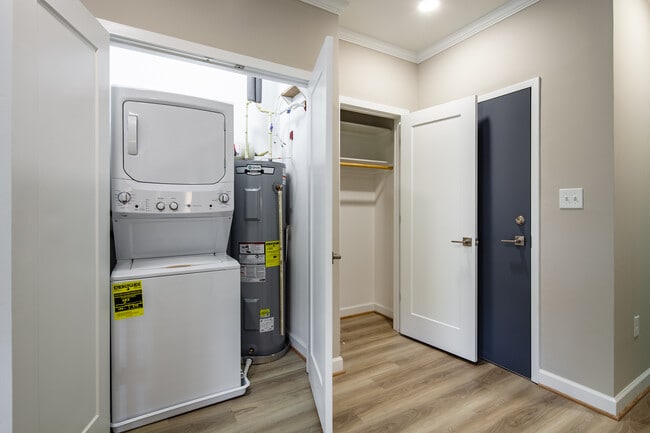 Building Photo - 1010 Duke St