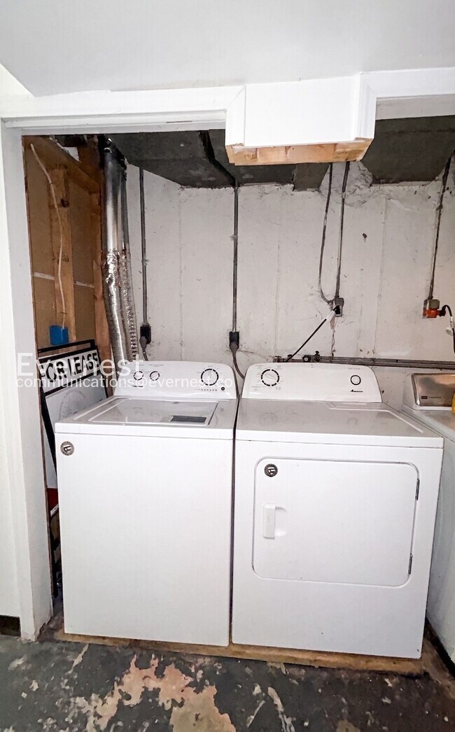 Building Photo - 3 Bed / 1 Bath / Vouchers Accepted / Available Now!