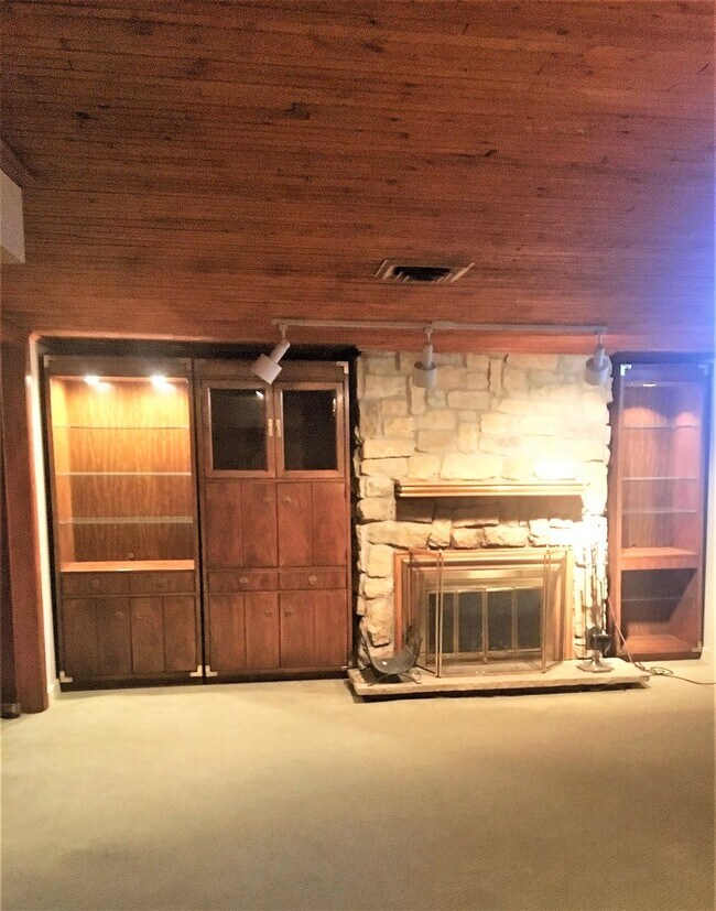Building Photo - Large 3 bed 2 bath North Riverside Home