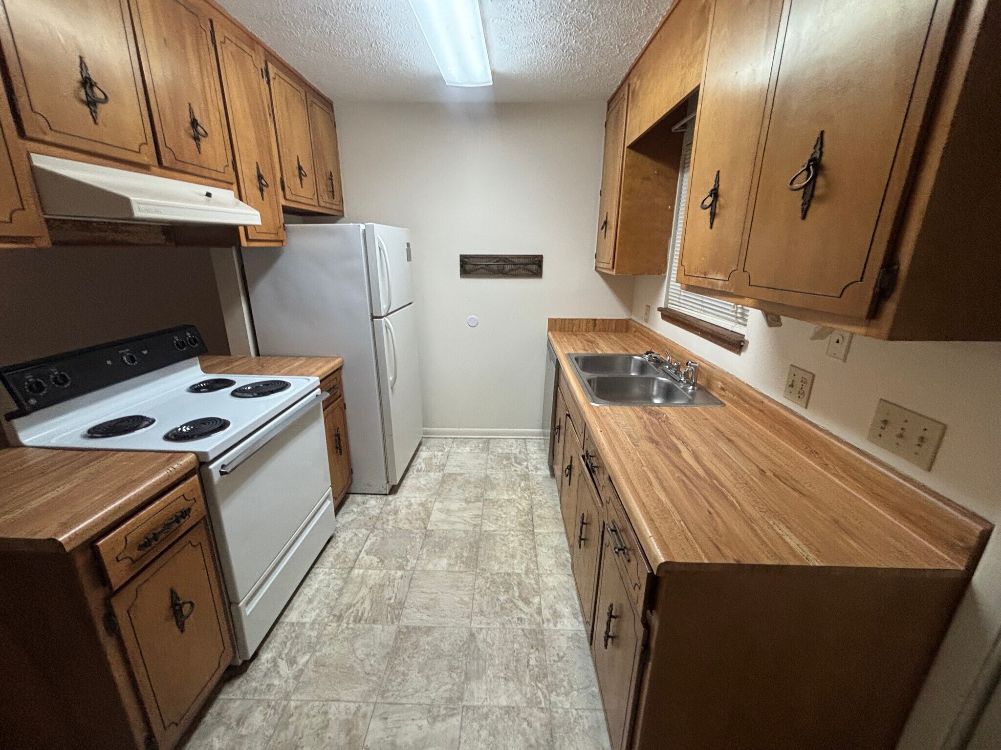 Building Photo - 256 N Berthe Ave