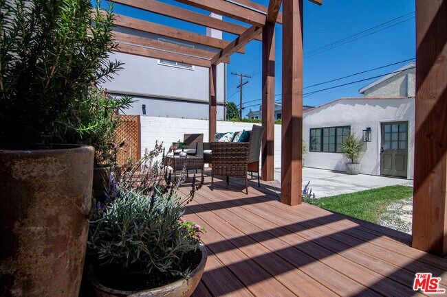 Building Photo - 6417 Lindenhurst Ave