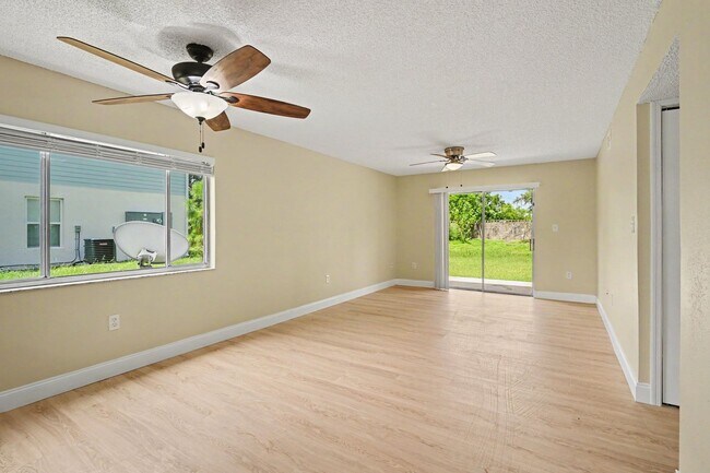 Building Photo - 2290-2296 Fox Hollow Dr.