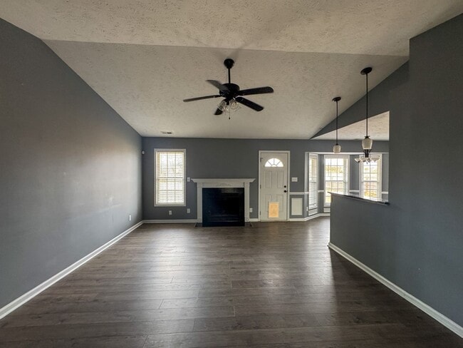 Building Photo - Charming 3 Bed 2 Bath Raeford Home with Fenced Backyard