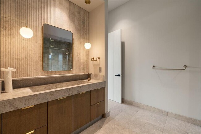 Building Photo - 725 Rocky Point Dr