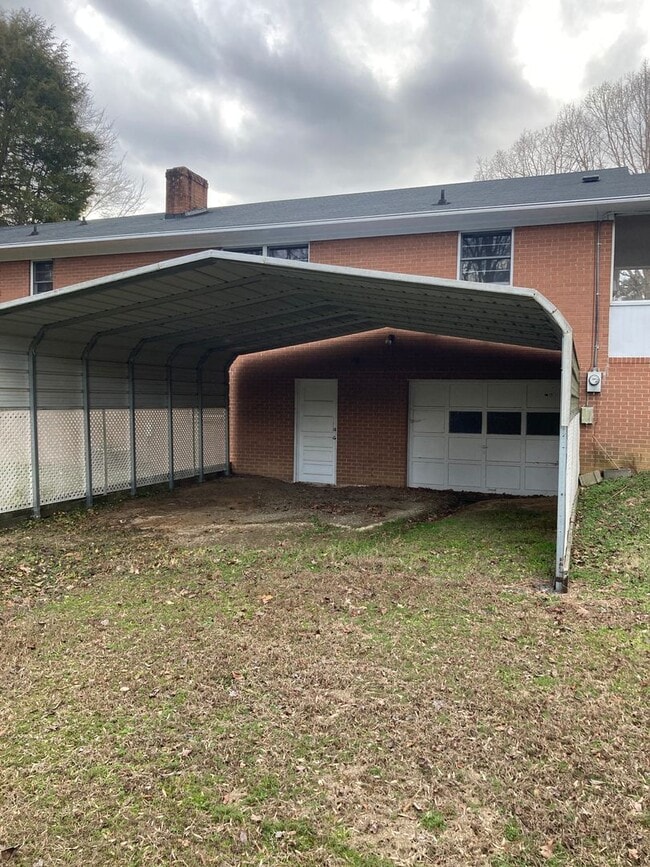 Building Photo - 669 McGregor Rd