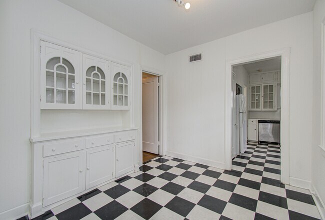 Building Photo - 4802 La Branch St