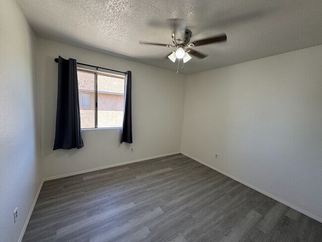 Building Photo - Maryvale 3br Townhome