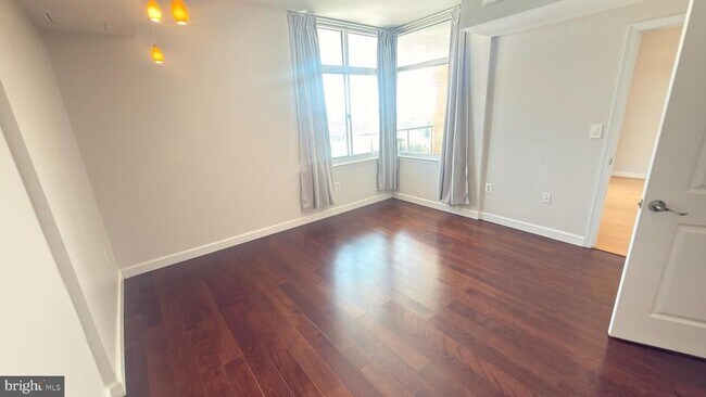 Building Photo - 5750 Bou Ave