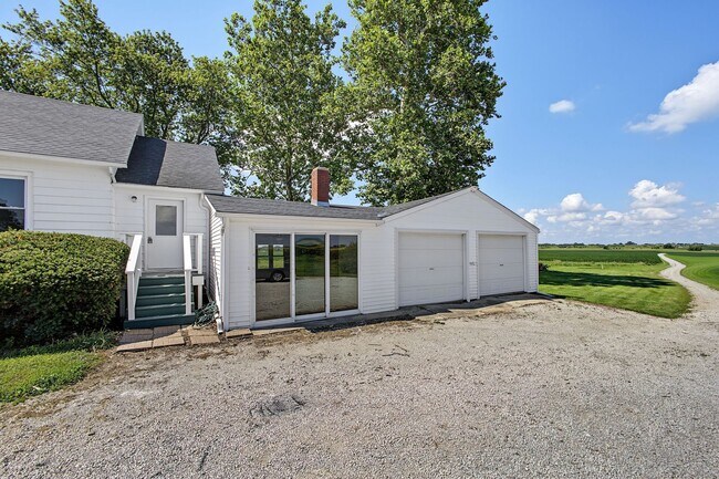 Building Photo - 3 Bedroom, 1 Bathroom Rural Home for Rent – Farmer City, IL