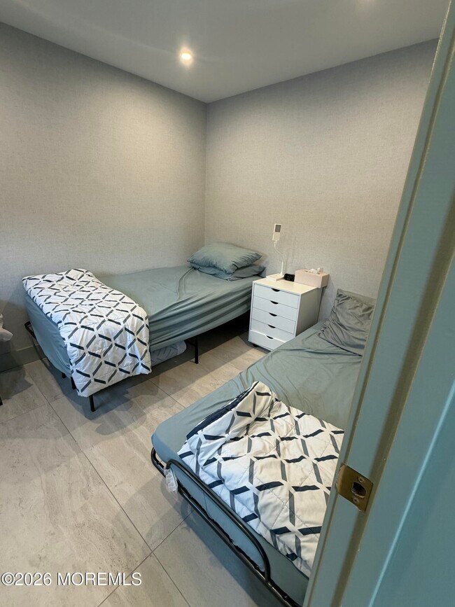 Building Photo - 825 Norwood Ave