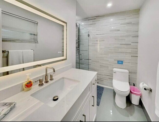 Building Photo - 5940 NE 22nd Ave